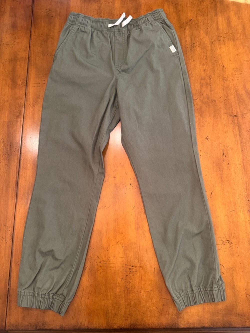 Like new Vineyard Vines Boys' Chino Pull-on Pants sizes M price is firm